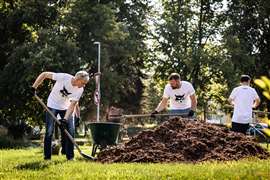 Bobcat employees participate in a volunteer opportunity